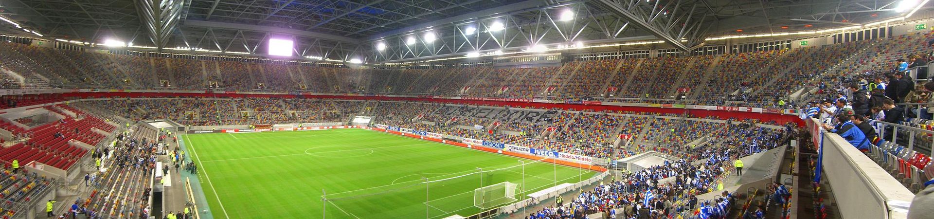 Die bunten Sitze in der ESPRIT arena / MERKUR SPIEL-ARENA sind bunt und scheinbar wahllos angeordnet. Doch sie sollen volle Ränge darstellen, wenn bei der Fernsehübertragung eines nicht ausverkauften Fußballspiels die Zuschauer gezeigt werden.