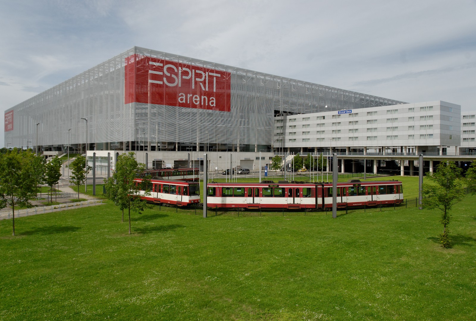 Die ESPRIT arena, heute MERKUR SPIEL-ARENA, ist das Fußballstadion von Fortuna Düsseldorf. Über 50.000 Menschen finden hier regelmäßig Platz, um Sportevents, Konzerte und andere Veranstaltungen zu sehen. Informationen zu Geschichte und Namen der Arena gibt es hier.